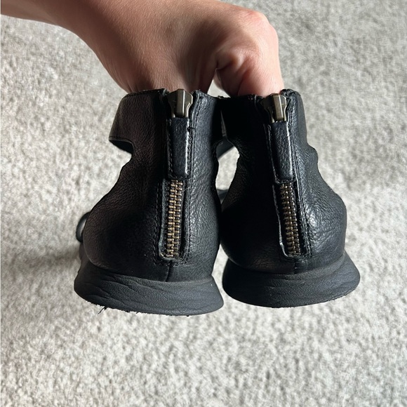Eileen Fisher Sandals Size 9 Strappy Black Leather Lagenlook Minimal Boho Flats - Picture 3 of 5